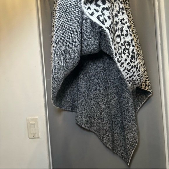 Ann Taylor Asymmetrical Handkerchief Hem Animal Print Turtleneck Fleece Poncho M - Picture 6 of 11